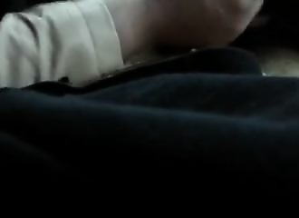 Elle astique sa teub comme une pro