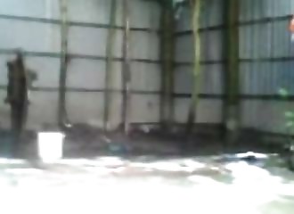 Toilette dehors et baise pendant son shampoing