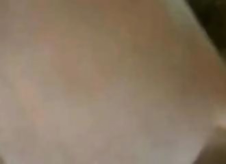 Une asiatique sexy masturbe son pubis garni