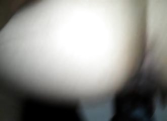 Une chatte crémeuse fait des merveilles sur une bite black