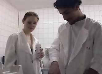 Pétage de ses fesses de rouquine