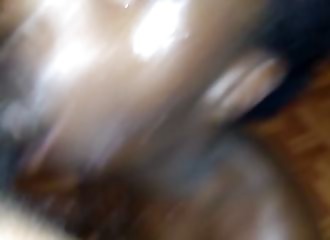 Ce sale pervers viole la bouche pulpeuse d’une meuf complètement ivre