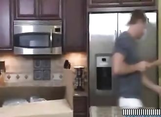 Va t-il réussir à chopper sa belle mère ?