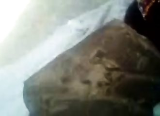 Séance de déshabillage sexy en milieu aride