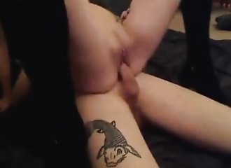 Amatrice parfaite chevauche son mec avec un étrange tatouage